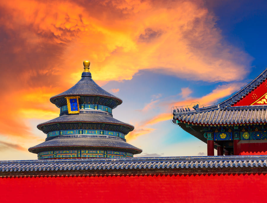 Templo Chino con un fondo de un cielo en pleno atardecer