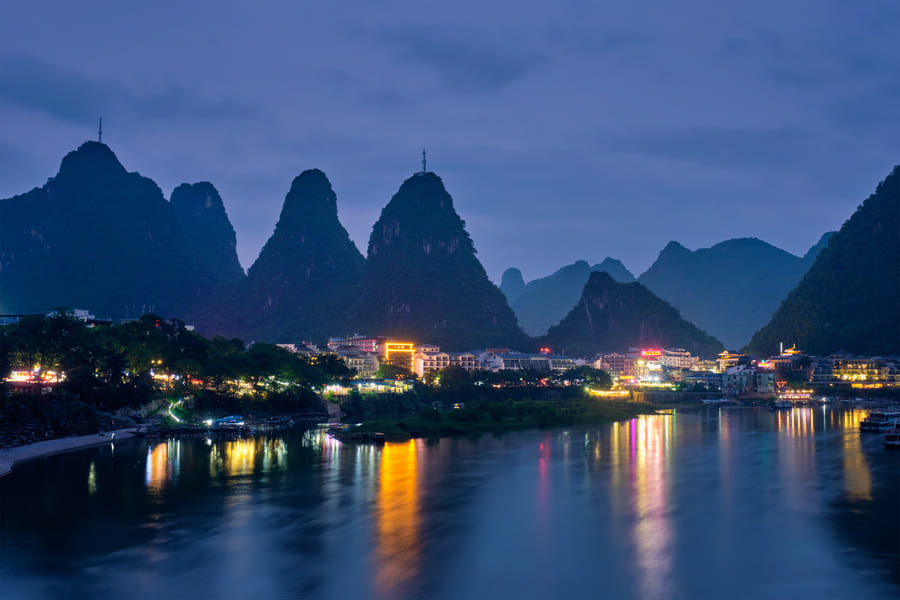 Yangshuo en China, luces brillantes de la ciudad en la noche