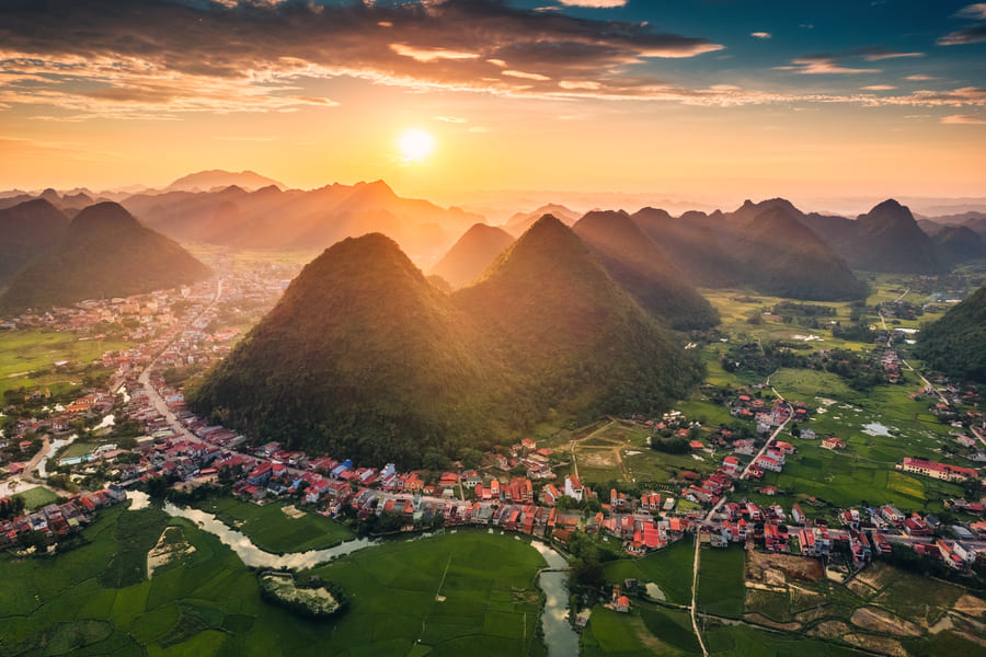 Yangshuo en China, espectacular naturaleza y un atardecer entre dos colinas.