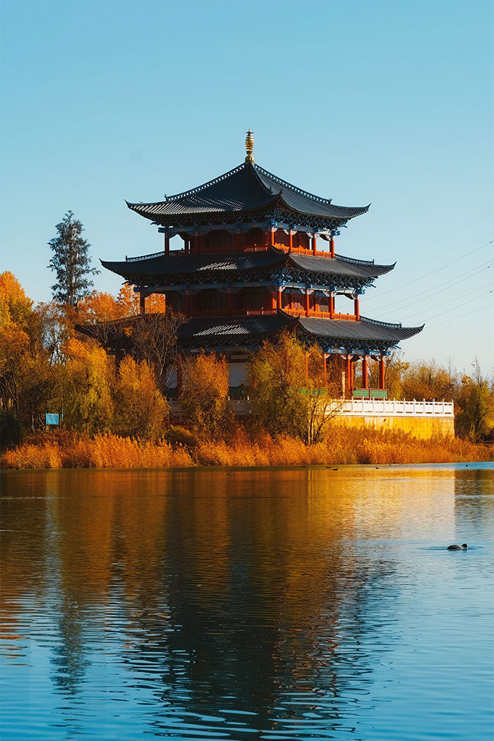 Templo Chino, acompañado de un lago y una hermosa naranja vegetación