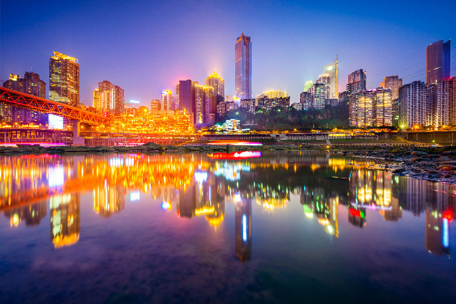 Chongqing Ciudad futurística de China, luces brillantes de la ciudad.