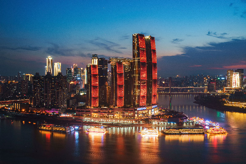 Ciudad futuristica espectacular de la ciudad de Chongqing, se ven las luces prendidas de la ciudad.