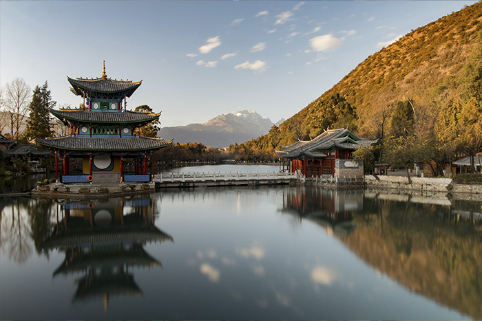 Templo Chino, rodeado de naturaleza pacifica en yunnan